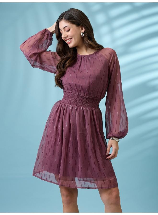 جلو باص فستان سهرة قصير نسائي من جلوبس بأكمام بيشوب وتصميم ذاتي من الجورجيت بلمعة وخصر مزموم - Image 1